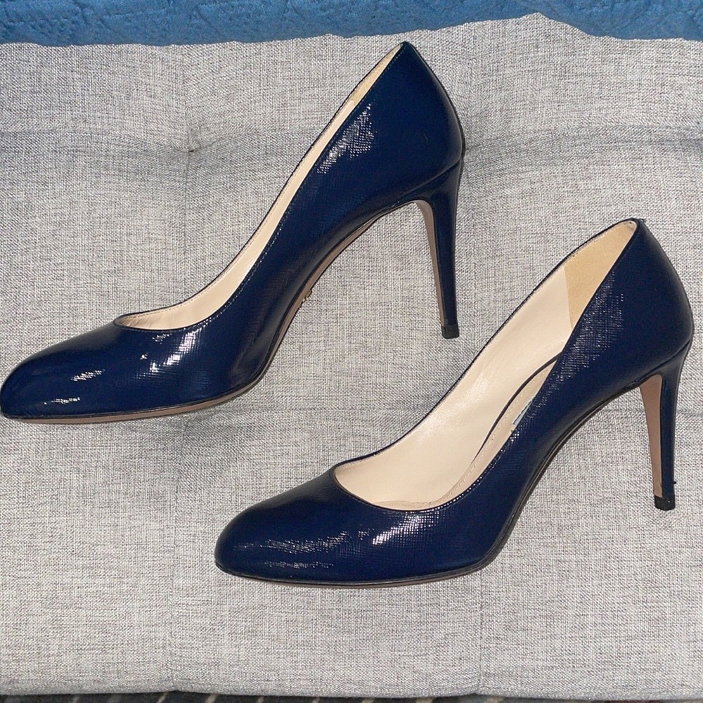 Stunning navy blue saffiano leather Prada round toe heels pumps
